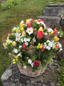 Buntes Frühlingsgesteck im Korb